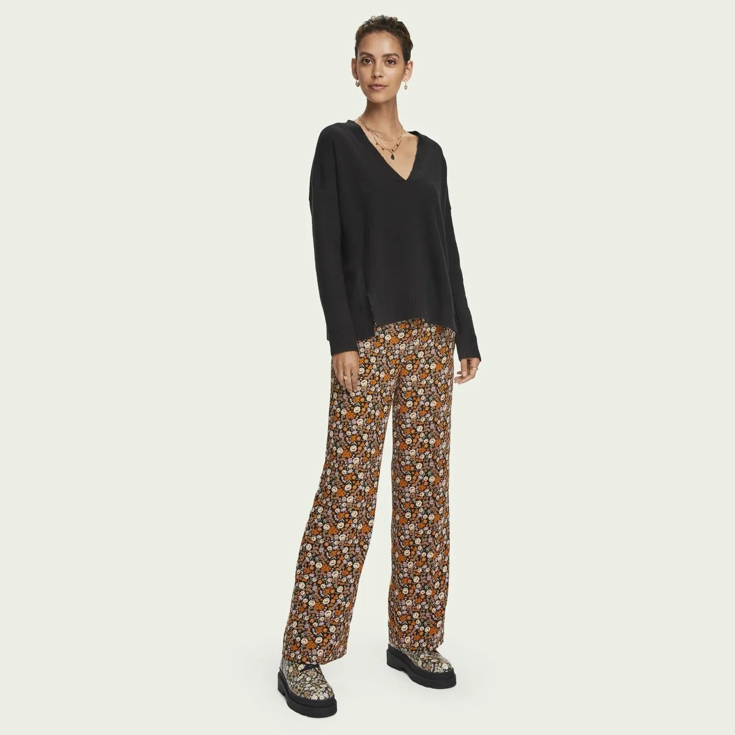 Fuzzy V-Neck Pullover (Black)